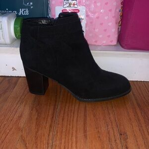 women’s small heeled boot